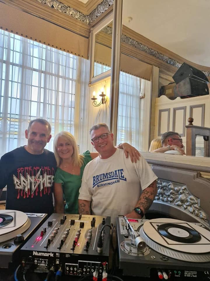 Friends by the turntables